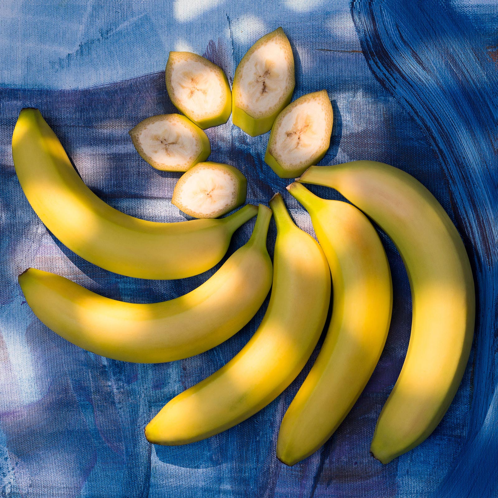 żółte banany na obrusie